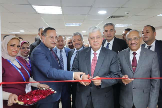 وزير التعليم العالي خلال افتتاح مشروعات طبية بالإسكندرية (3)