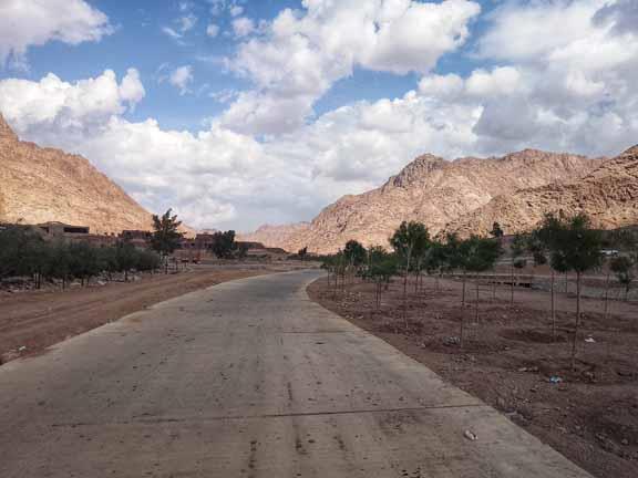 الغيوم تكتسح سماء المدينة