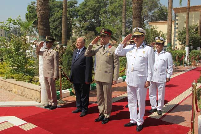 وزير الدفاع ينيب قادة الجيوش لوضع أكاليل الزهور على النصب التذكاري للجندي المجهول (1)
