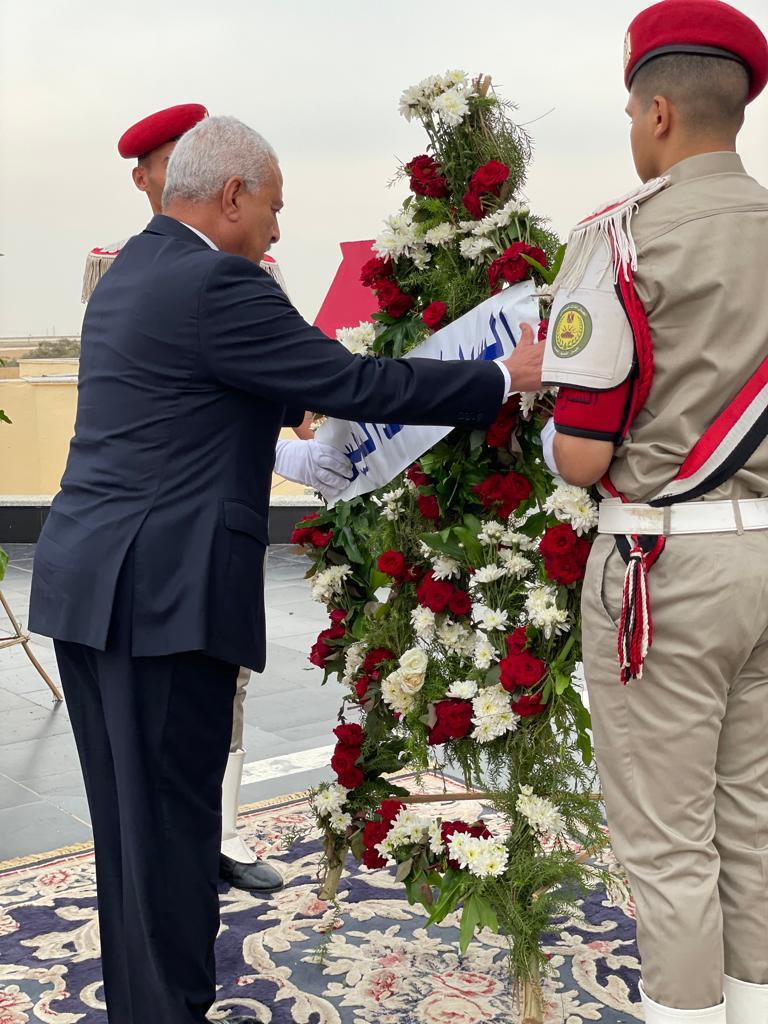 محافظ السويس يضع اكليل الزهور على النصب التذكاري للجندي المجهول 