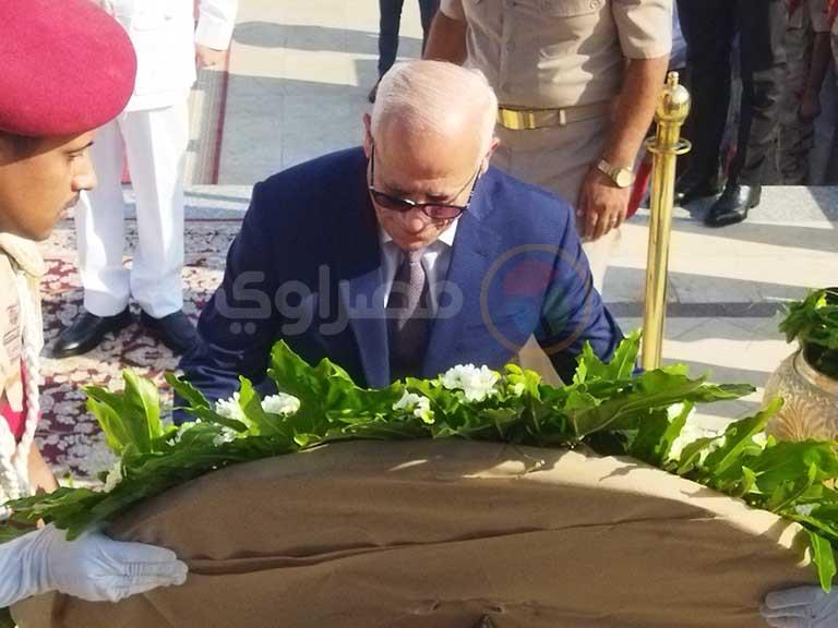 محافظ بورسعيد يضع إكليل من الزهور