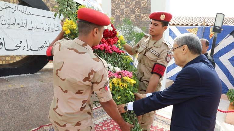محافظ المنيا يضع اكليل من الزهور على النصب التذكاري