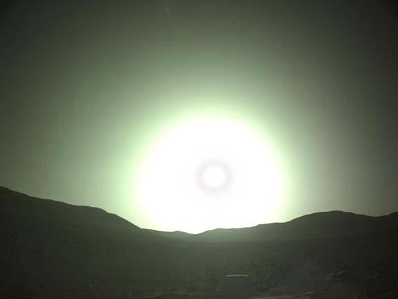 الشمس الزرقاء في لحظة الغروب على المريخ