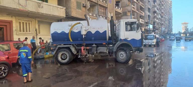 شفط مياه الصرف الصحي من شارع 45 بالإسكندرية (2)