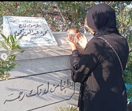 بوسي شلبي أمام قبر زوجها