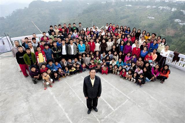 199 شخص ويستهلكون 80 كجم أرز يومياً.. قصة أكبر عائلة في العالم يعيشون تحت سقف واحد 