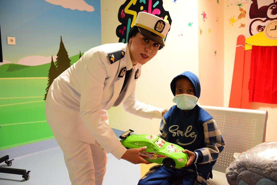 ضابط تعطي طفل مريض لعبة