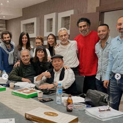 غادة عبد الرازق مع أبطال مسلسلها الجديد صيد العقارب  (1)