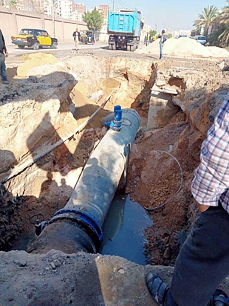 إصلاح كسر خط مياه رئيسي بالإسكندرية (2)