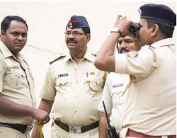 شرطي هندي يُفصل من عمله بطريقة غير متوقعة.. والسبب إمرأة