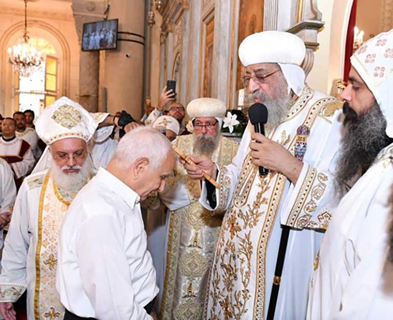 البابا تواضروس يمنح القمصية لـ١٥ كاهنا بكنائس الإسكندرية