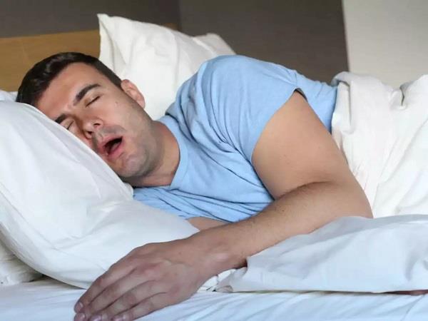 أعراض تشير إلى إصابتك بمشكلة صحية خطيرة أثناء النوم