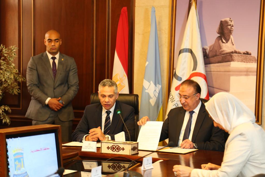 محافظ الإسكندرية يوقع بروتوكول تعاون مع رئيس شركة التعاون للبترول (1)