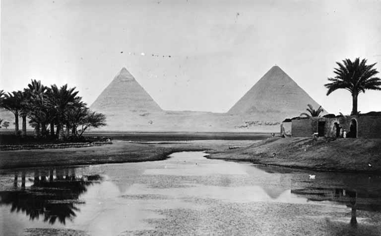 صورة لأهرام الجيزة عام 1900