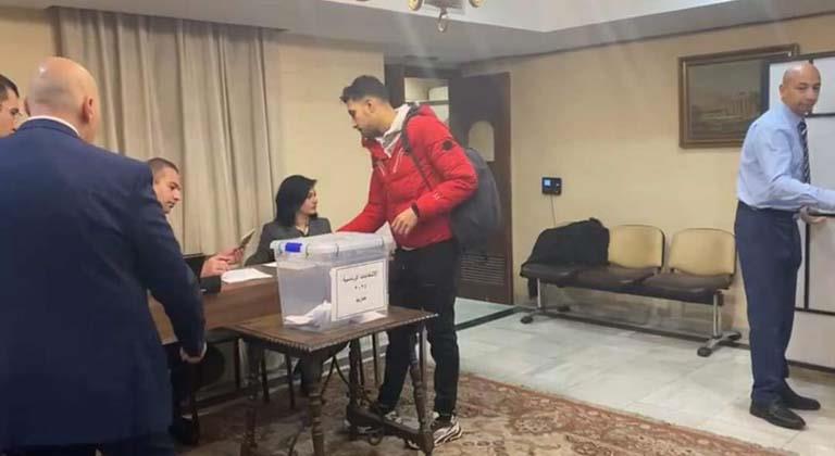 توافد المصريين للتصويت في الانتخابات الرئاسية بإسبانيا (1)