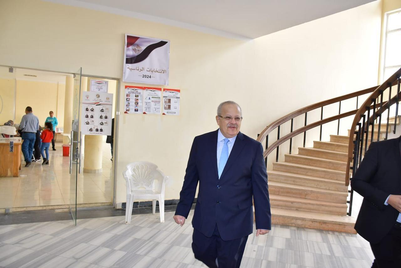 رئيس جامعة القاهرة يُدلي بصوته (1)