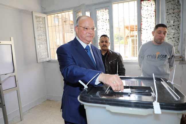 محافظ القاهرة يُدلي بصوته الانتخابي (2)