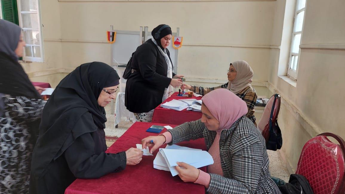 اقبال من السيدات على التصويت فى الدقهلية (1)