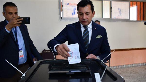 وزير الرياضة وغالي وأبو زيد يصوتون في الانتخابات (1)