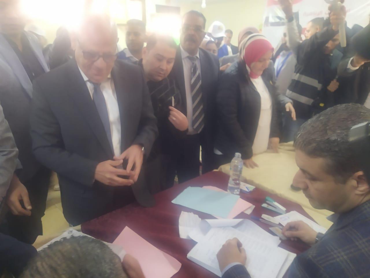 محافظ بورسعيد يدلي بصوته (1)