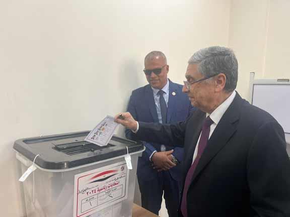 وزير الكهرباء يدلي بصوته في الانتخابات الرئاسية (2)