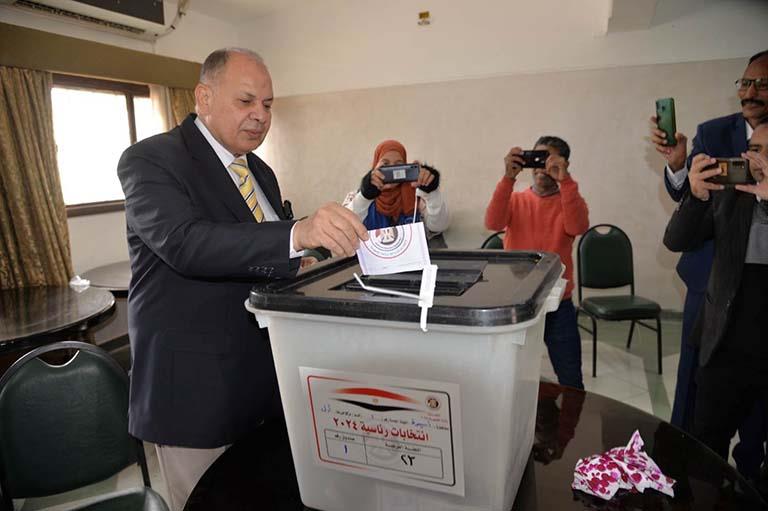 محافظ أسيوط يدلي بصوته فى الانتخابات الرئاسية 