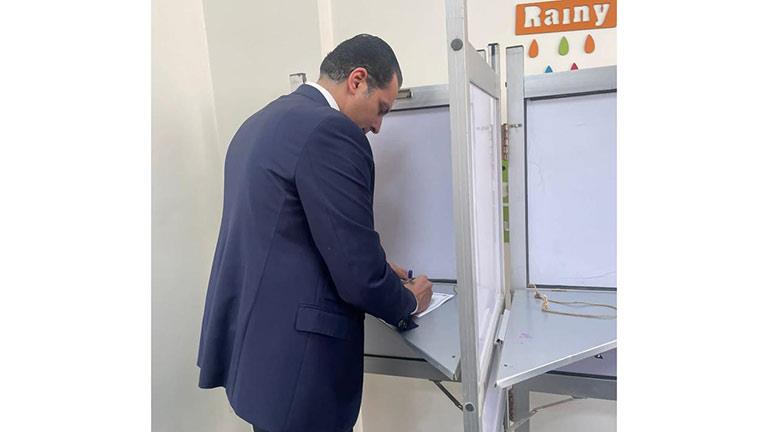 النائب أحمد عبد الجواد يدلي بصوته في الانتخابات 