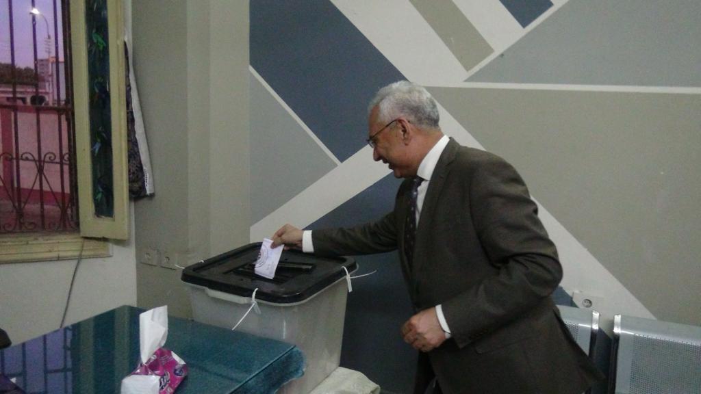 رئيس جامعة المنيا يدلي بصوته