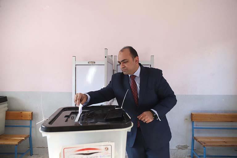 نائبا محافظ الإسكندرية يدليان بصوتهما في الانتخابات الرئاسية-صور (2)