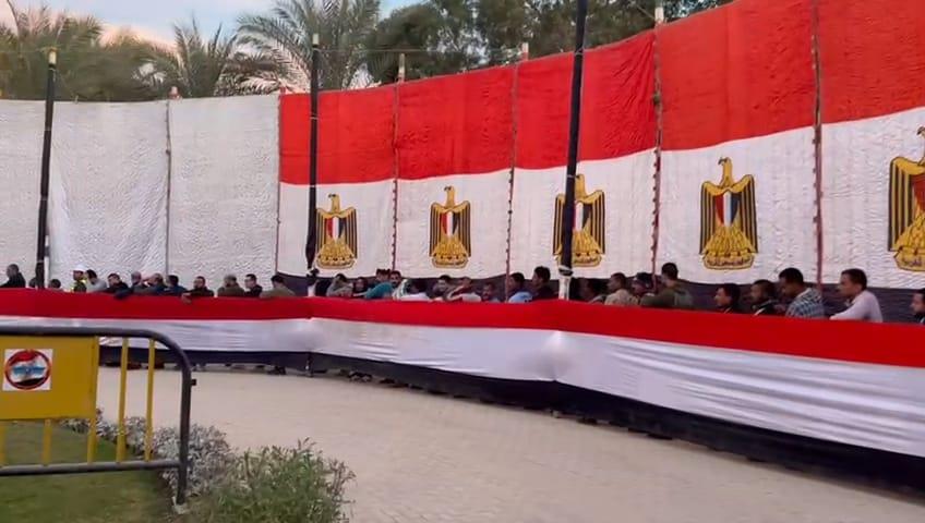 علم مصر يزين الممر طابور الناخبين المغتربين 