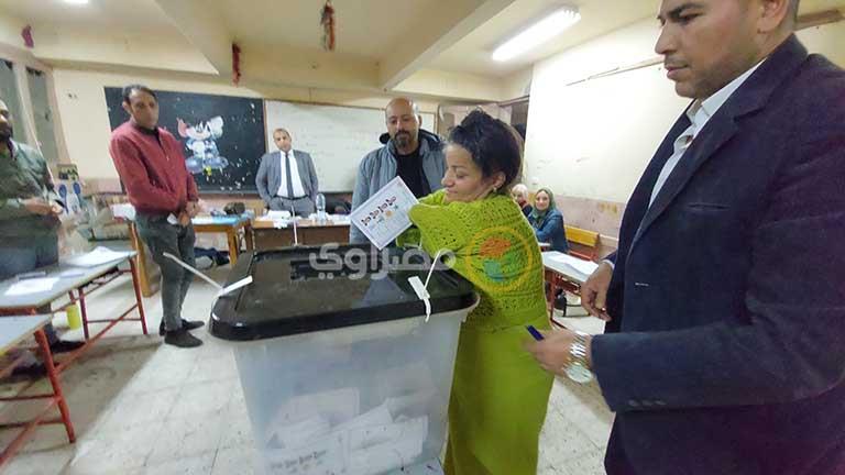 بركة تصوت بقدمها في الانتخابات الرئاسية بالإسكندرية (5)