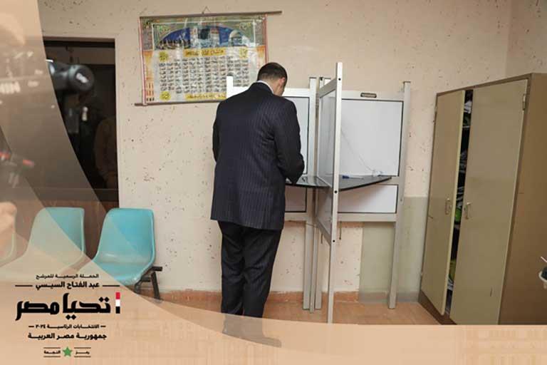 رئيس حملة السيسي يدلي بصوته في الانتخابات