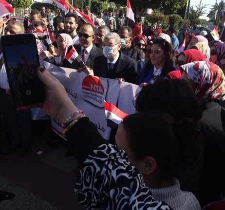 محافظ المنيا يقود مسيرة لحث المواطنين على المشاركة في الانتخابات (7)