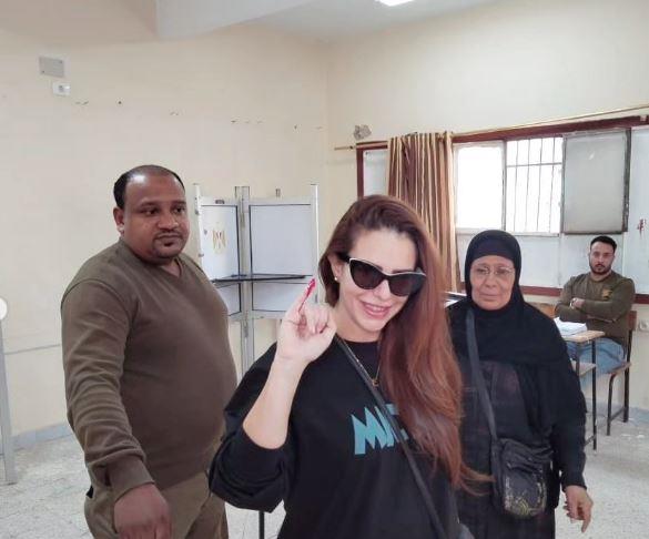 دنيا عبد العزيز تدلي بصوتها في انتخابات الرئاسة 2024 (1)