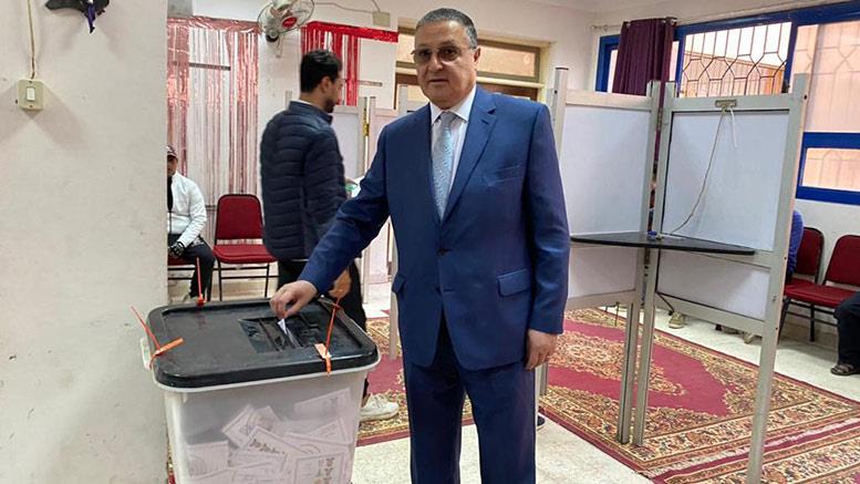 رئيس أمناء بنها الأهلية يدلي بصوته في الانتخابات