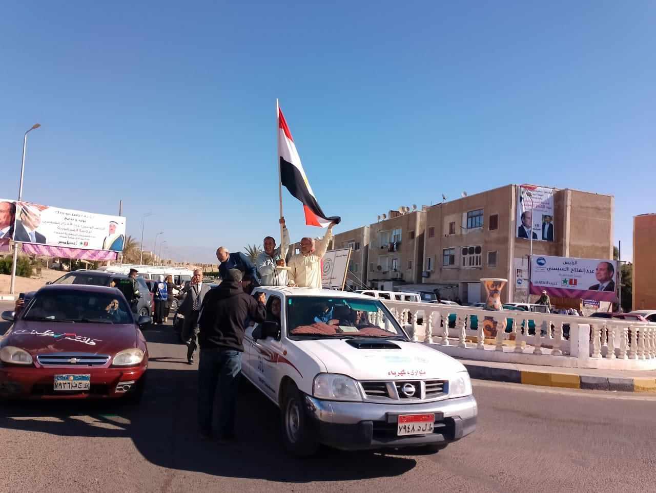 مسيرة بالسيارات تحث مواطني طور سيناء على المشاركة