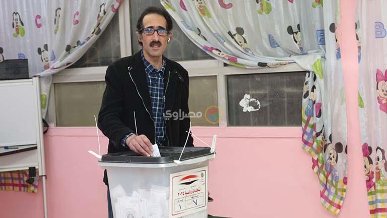 الكاتب الصحفي مجدي الجلاد يدلي بصوته في الانتخابات 