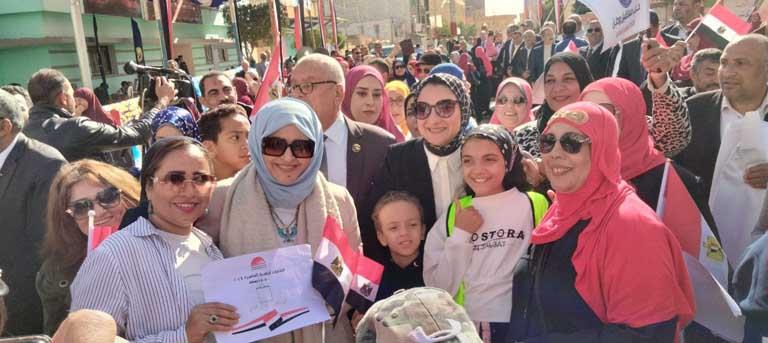حنان مجدي نائب محافظ الوادي الجديد في مسيرة شعبية (2)