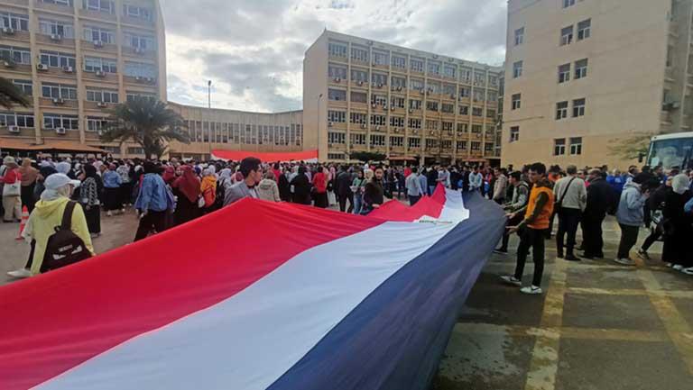 بالصور.. رئيس جامعة الإسكندرية يقود مسيرة لحث الطلاب على المشاركة في الانتخابات (1)