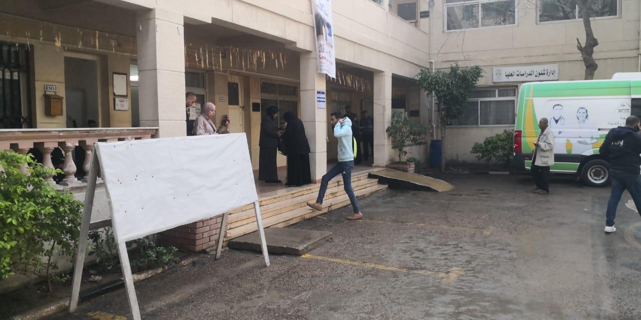 رغم الأمطار.. استمرار توافد الناخبين على مراكز الاقتراع بالإسكندرية- صور (1)