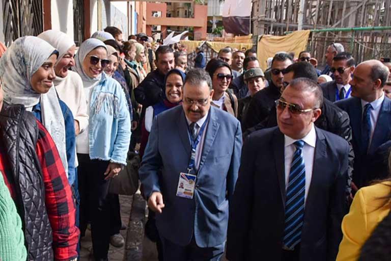محافظ الإسكندرية وبعثة جامعة الدول العربية يتفقدان لجان الانتخابات الرئاسية -صور (1)