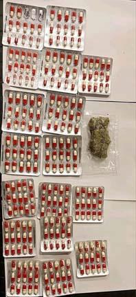 ضبط مخدر الماريجوانا وأقراص مخدرة مع راكب إنجليزي بمطار الغردقة (1)