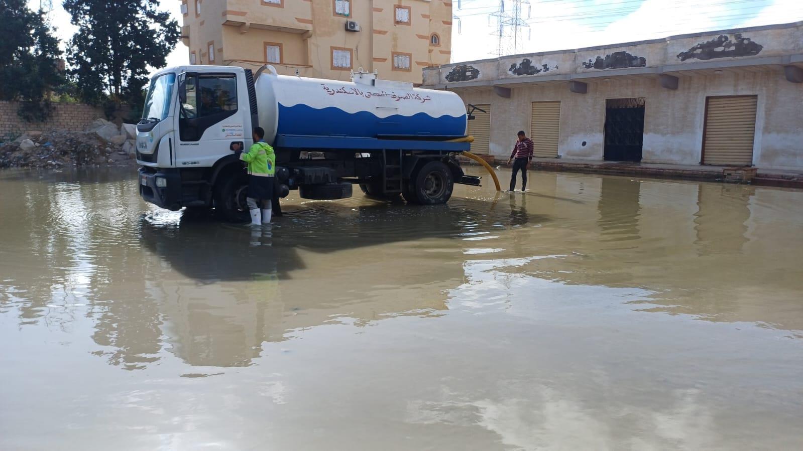 أحياء الإسكندرية تزيل آثار الأمطار (1)