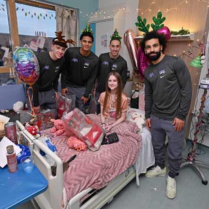 لاعبي ليفربول يزورو مستشفى الأطفال