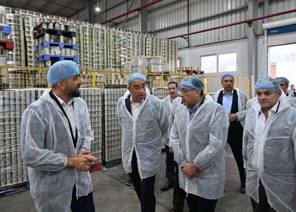 رئيس الوزراء يتفقد مصنع ريتش لاند للصناعات الغذائية بالسادات (1)