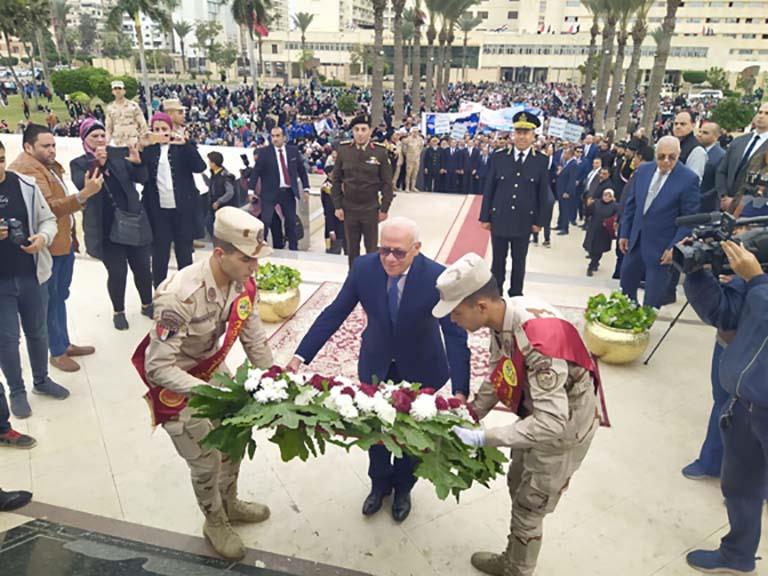 وضع إكليل الزهور على النصب التذكاري في عيد النصر ببورسعيد