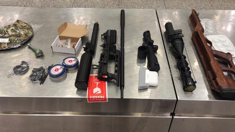 ضبط مخدرات وأسلحة بيضاء وبندقية  بالمطار