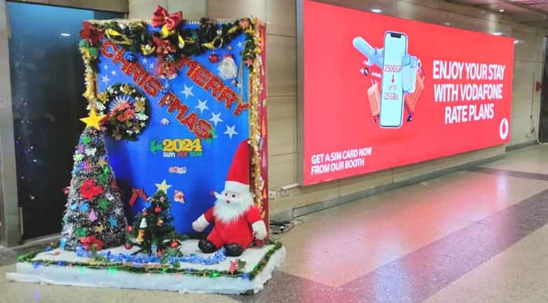 بابا نويل وأشجار الكريسماس في استقبال الركاب بالمطارات (2)