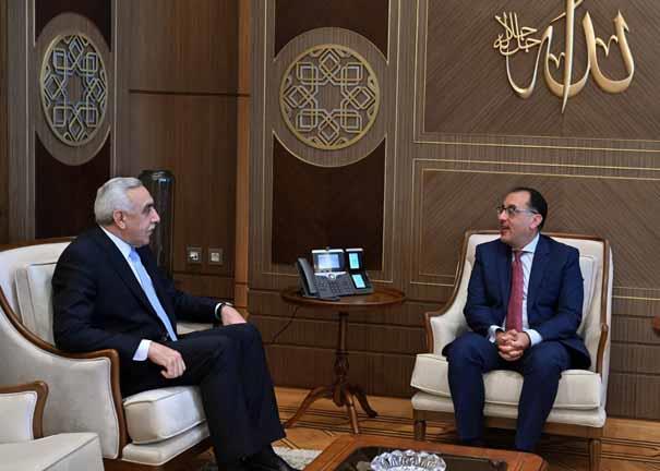 رئيس الوزراء يلتقي سفير العراق (1)