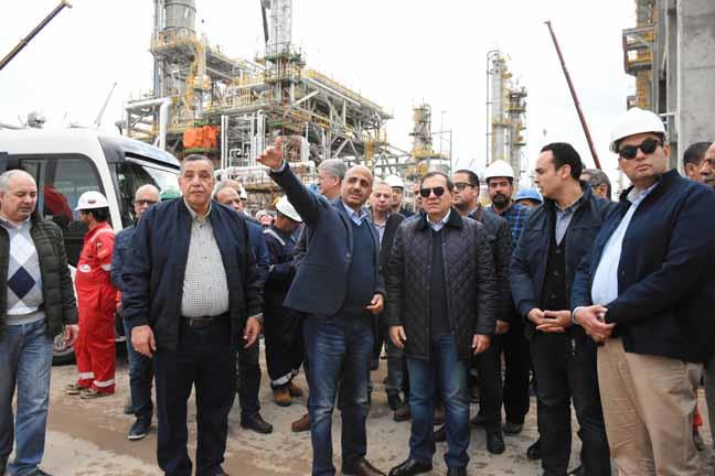 وزير البترول خلال زيارته التفقدية لمشروع توسعات ميدور (2)